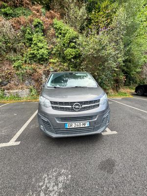la voiture est garée sur le côté de la route, dans le parking