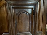 une petite horloge en bois posée sur une table en bois