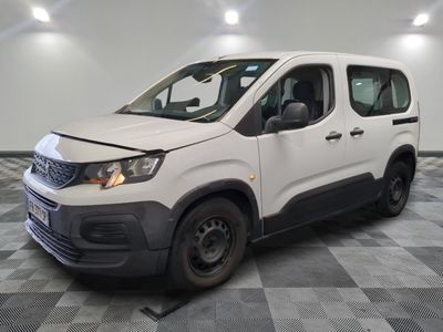 la camionnette blanche est garée sur un sol en damier dans le garage
