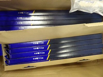 une boîte remplie de skis bleus posée sur une table