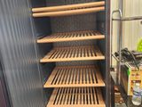un réfrigérateur qui comporte de nombreuses étagères à l'intérieur