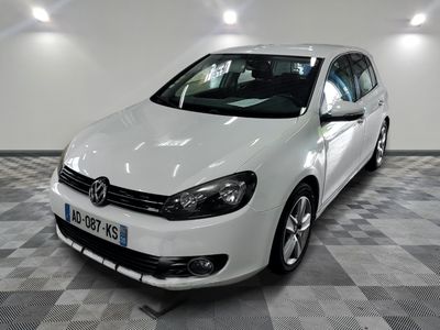 une photo d'une Volkswagen Golf blanche dans un showroom