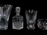 trois vases en verre et un bol en verre sur fond noir