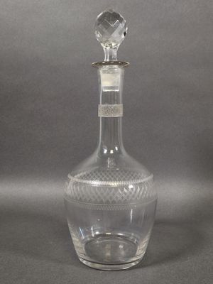 an image of a glass decanter with a diamond on the top