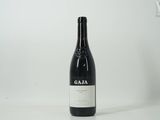 une bouteille de vin posée sur une table