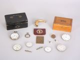 de nombreux types de montres et d'autres objets sur la table
