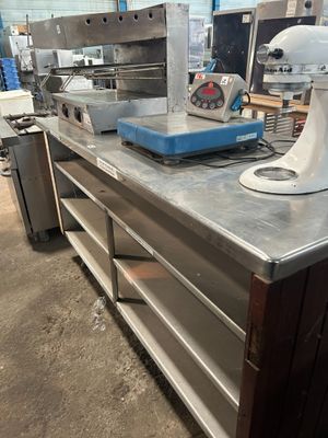 un plan de travail de cuisine sur lequel est posé un mixeur