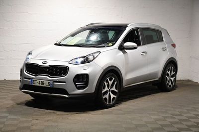 la voiture blanche est garée dans le garage sur le sol en damier