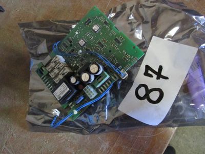 un sac de composants électroniques posé sur une table, avec une étiquette de prix