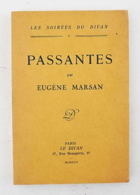 un livre jaune posé sur une table blanche