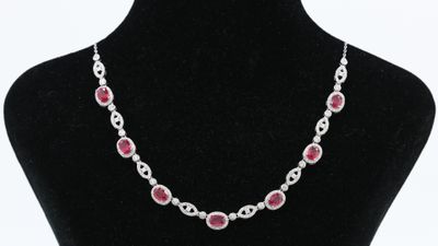 gros plan d'un collier sur un présentoir pour mannequin