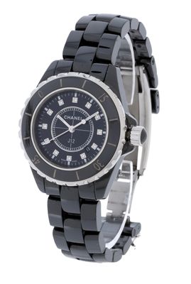 une image d'un gros plan d'une montre-bracelet sur un fond blanc