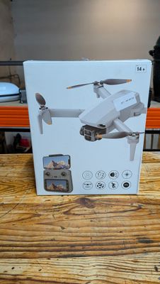 une boîte sur une table avec une télécommande dessus