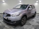 nissan qxv dans une salle d'exposition au sol en damier