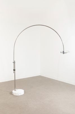une photo d'un lampadaire avec un pied en marbre dans une pièce