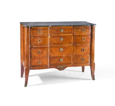 une commode ancienne avec dessus en marbre
