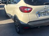 l'arrière d'une voiture beige garée sur un parking