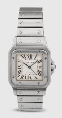 gros plan d'une montre-bracelet sur fond blanc
