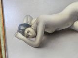 un tableau représentant une femme nue allongée par terre
