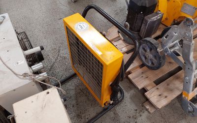 une petite machine posée sur une palette