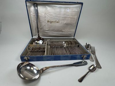 un service d'argenterie dans un coffret bleu, comprenant des cuillères, des fourchettes et des cuillères