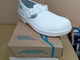 une chaussure blanche posée sur une boîte