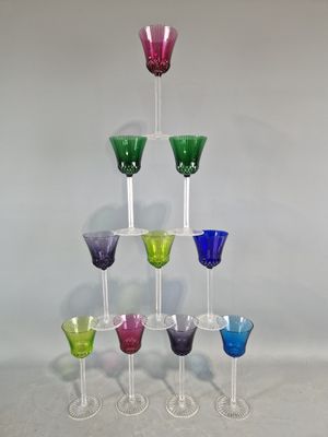 une pyramide de verres à vin de différentes couleurs