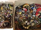 deux boîtes remplies de bijoux variés posées sur une table