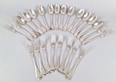 un grand nombre de fourchettes et de cuillères disposées en cercle