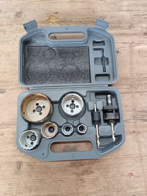 une trousse à outils posée sur une table