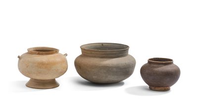 trois types de vases différents posés sur une surface blanche
