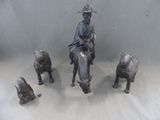 une statue représentant un homme assis sur un cheval, à côté d'autres statues