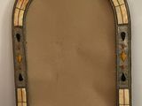 une photo d'un miroir dans un coin d'une pièce