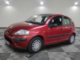 la voiture rouge est garée dans le garage sur le sol en damier