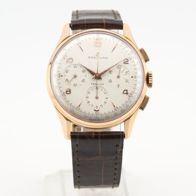 gros plan d'une montre-bracelet avec un bracelet en cuir marron
