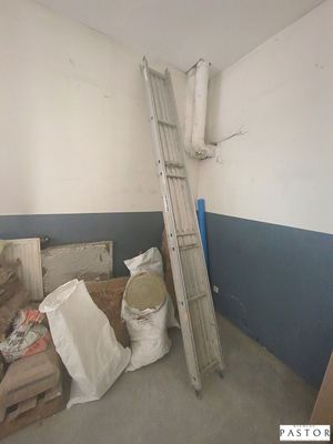 une échelle adossée au mur d'une pièce