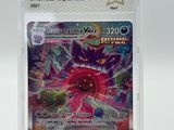 gros plan d'une carte pokemon dans un étui en plastique