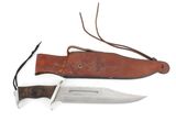 couteau avec étui en cuir, représenté sur fond blanc