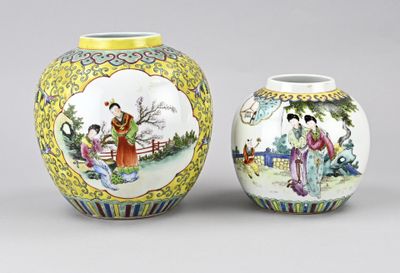 deux vases posés l'un à côté de l'autre sur une table