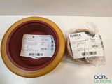 un bol contenant un ticket et un bol contenant un beignet