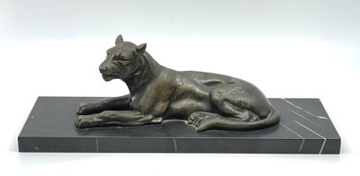 Sujet en régule "Panthère allongée", terrasse en marbre noir veiné bla