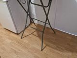 une petite table sur laquelle se trouvent beaucoup d'objets