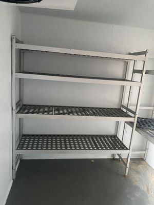 une pièce équipée d'étagères et d'un ventilateur de plafond