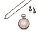 une montre de poche en argent et une paire de boucles d'oreilles posées sur une surface blanche