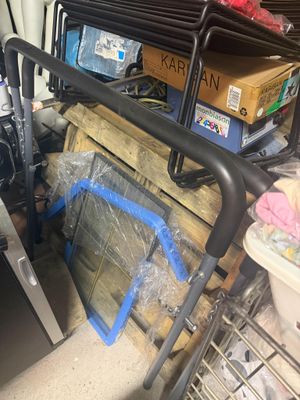 une pile d'objets hétéroclites dans un garage