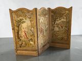une paire de paravents anciens en bois, ornés d'une peinture