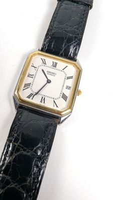 une image d'un gros plan d'une montre-bracelet avec des chiffres romains