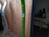 une salle de bains équipée d'une pomme de douche verte et d'un parquet