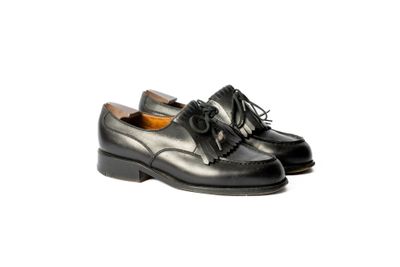 gros plan d'une paire de chaussures noires sur fond blanc