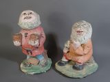 deux figurines de gnomes assises l'une sur l'autre